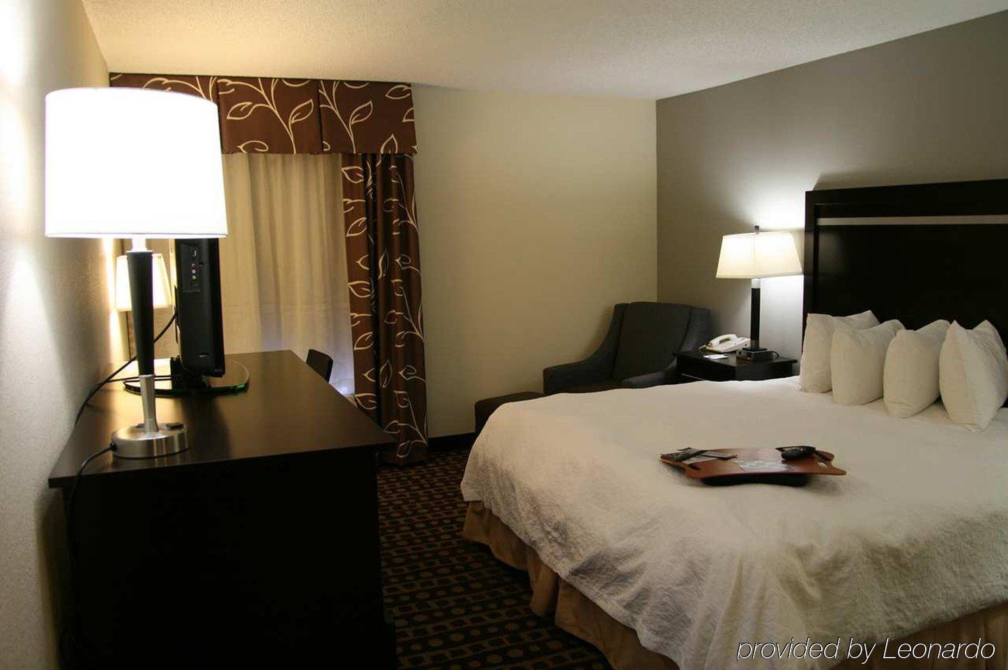 Hampton Inn West Columbus Room photo