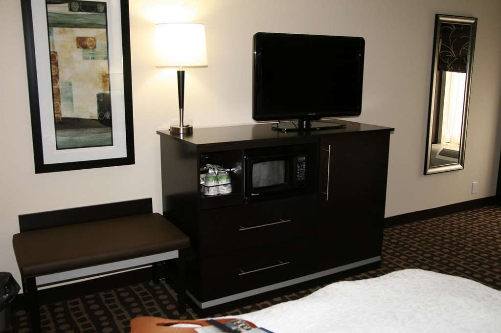 Hampton Inn West Columbus Room photo